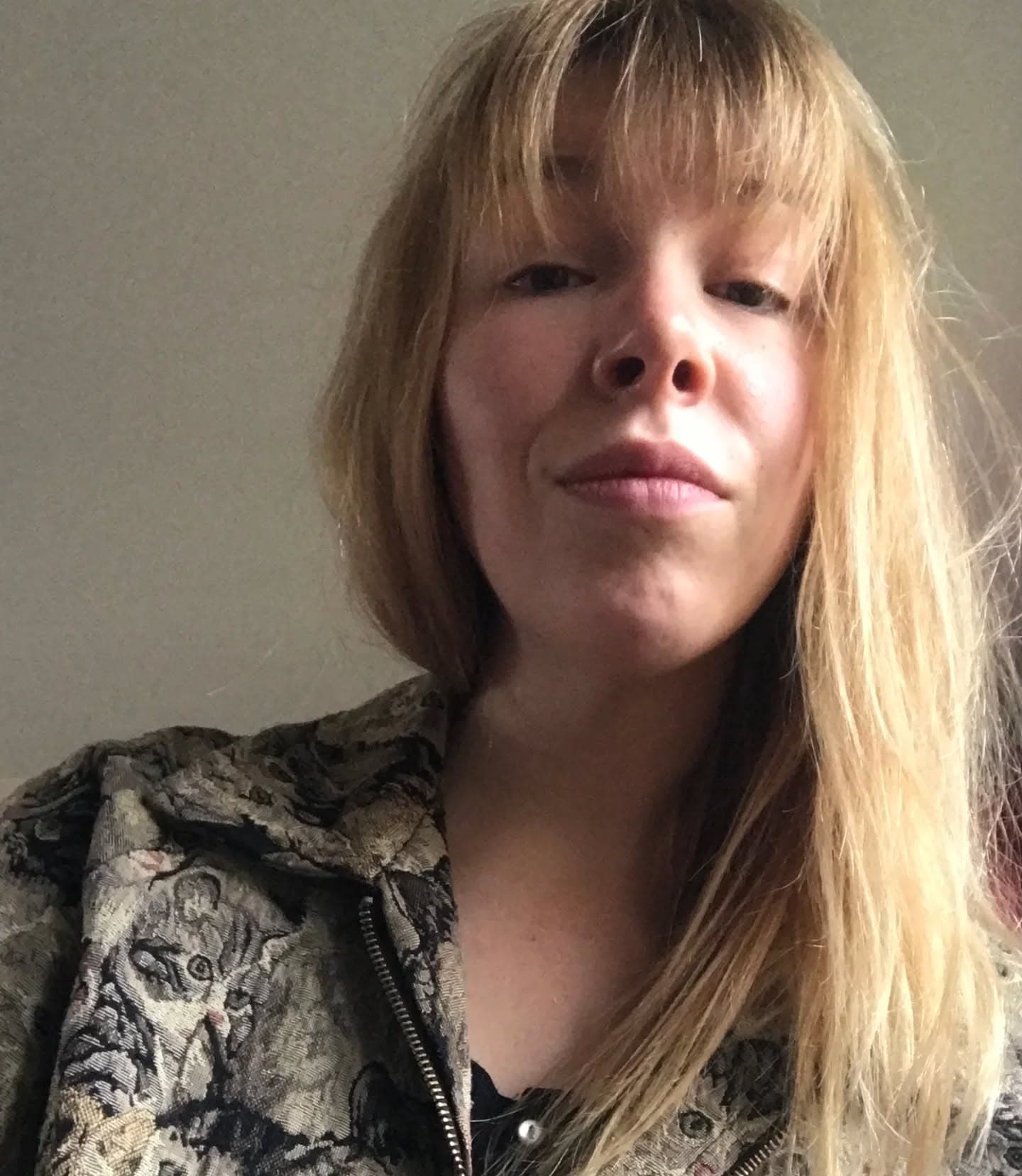 Mais qui est LOUISE ROSE, nouvelle oulipienne ? Dans trois publications différentes, nous vous présentons les trois nouveaux membres de l'Oulipo (Samuel Deshayes, Guillaume Marie et Louise Rose), tous cooptés en janvier 2026. LOUISE ROSE naît en 1996 à Nancy. En parallèle d'une scolarité tranquille, elle dessine beaucoup et fait partie d'une compagnie de cirque où elle découvre les joies du spectacle, du voyage et de la vie en collectivité. Quelques années plus tard, elle entre aux beaux-arts où elle étudie entre 2013 et 2018. C'est lors de cette formation qu'elle commence à prendre goût à l'écriture tout en développant une pratique artistique basée sur le quotidien, la nature, les déchets et les choses devant lesquelles on passe sans vraiment les voir. Pendant sa dernière année d'études Louise ROSE emménage à Bourges dans une maison en colocation avec des amis, leur garage devient un lieu de fête où sont organisés des concerts. Elle participe à un concours de nouvelles à choix multiples. En 2019, elle descend vivre dans le sud pour faire un service civique dans un tiers-lieu, là-bas elle filme ce qu'il s'y passe et monte de petites vidéos qui racontent. En 2020 elle part s'installer en Auvergne où elle suit des études de cuisine à distance et commence à écrire des textes et à dessiner des bande-dessinées. Elle travaille quelque mois en cuisine dans un ESAT mais en a vite marre. Elle emménage au Havre en 2022 pour y faire le master de création littéraire, sous la tutelle de Frédéric Forte, et commence à écrire "Yaourt nature", projet qui par la suite deviendra son premier roman, "Les projectiles". Elle travaille ponctuellement en cuisine dans les salles de concert à Paris et dans les festivals de musique. Elle est cooptée à l'Oulipo, en même temps que Samuel Deshayes et Guillaume Marie, en janvier 2026. BIBLIO: "Les projectiles", premier roman, publié aux éditions POL, 2025. "Pataplouf", nouvelle publiée dans la revue culturelle LH SIX.24, 2026. "Les libroutilles", mémoire de fin d'étude à l'école des Beaux-Arts de Nancy, 2018. IG @__louiserose__ compte écriture & peinture, dessins et sculptures @rosiesoule compte photographie