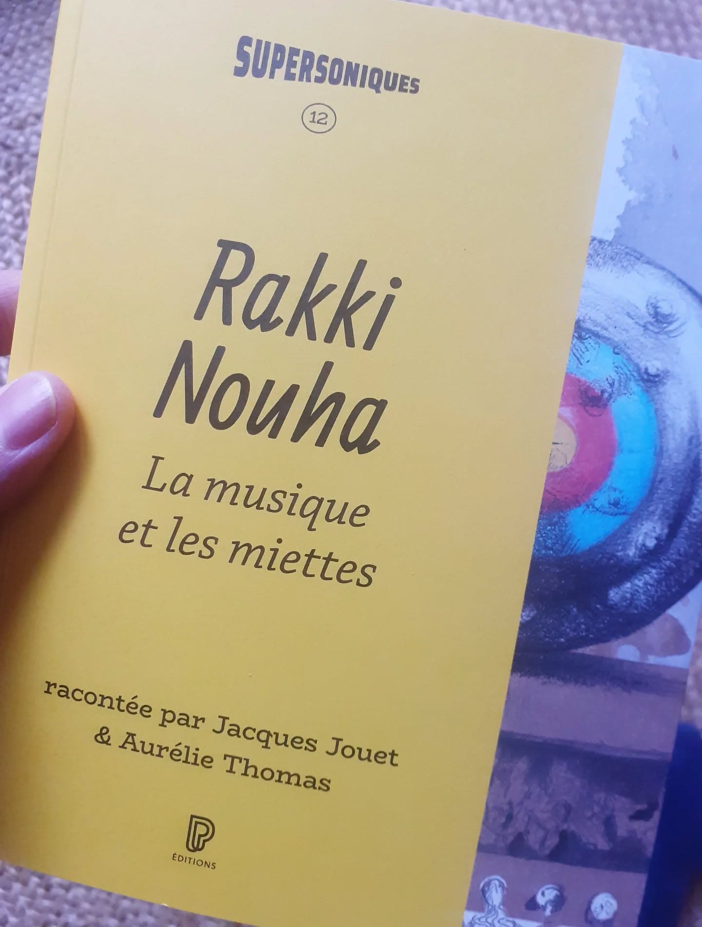 OULIPIENS EN LIBRAIRIE Jacques JOUET et Aurélie THOMAS: "Rakki Nouha : la musique et les miettes"(ed. Philharmonie de Paris, Collection "Supersoniques") « Toujours les mêmes étiquettes ! Vous n'en avez pas d'autres ? » C'est par ces mots que Rakki Nouha fustigeait la critique musicale qui chercha à la classer tour à tour comme compositrice postmoderne, minimaliste ou feldmanienne... Son énergie, son inventivité formelle, son goût de la provocation - qui n'était pas dénuée de convictions politiques peu majoritaires - lui valurent les succès les plus retentissants comme les échecs les plus douloureux. Aux antipodes de toute tiédeur, Rakki Nouha souleva les passions tout en posant avec acuité la justification de l'art musical en ces temps secs et menaçants. #jacquesjouet #auréliethomas #rakkinouha #philarmoniedeparis #oulipo