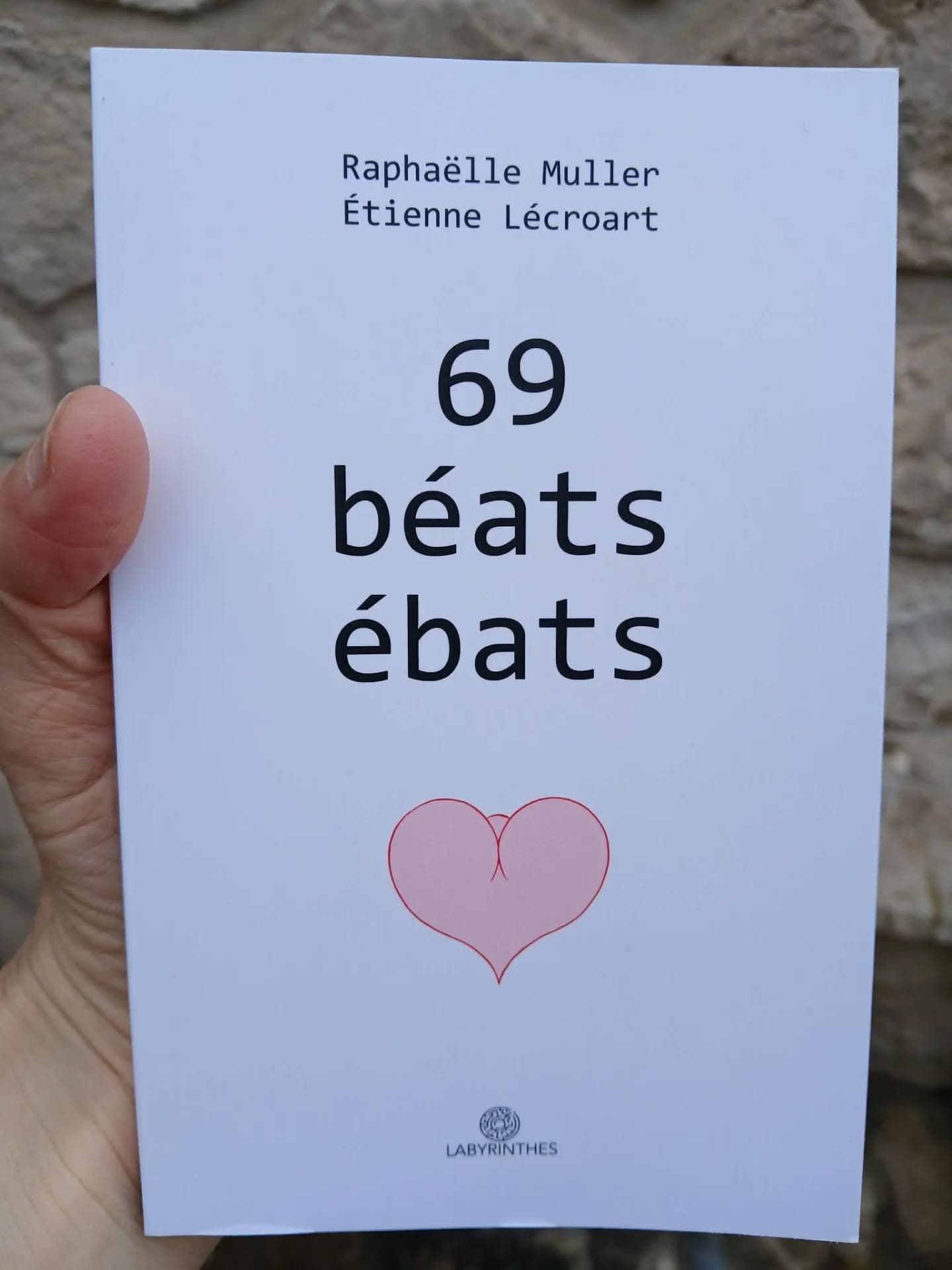 VIENT DE PARAÎTRE : Raphaëlle MULLER et Étienne LÉCROART : "69 béats ébats" (éditions Labyrinthes) Des binômes de petites annonces dont l'un est l'anagramme de l'autre ? Des dessins dont l'un est l'anagramme graphique de l'autre ? Les jeux de lettres et de traits ne sont pas encore l'apanage de l'IA. Pour preuve ce recueil de 69 petites annonces anagrammatiques faisant se rencontrer des personnages dont les intentions ne coïncident pas forcément, avec en écho quelques portraits anapictiques (anagrammes d'images). Toute ressemblance avec des personnes existantes ou ayant existé serait purement fortuite. Raphaëlle Muller est experte en anagrammes, qu'elle publie dans en revue ; elle écrit également des textes poétiques. Étienne Lécroart est auteur de bande dessinée et illustrateur, membre de l'Oulipo et de l'Oubapo. #anagrammes #oulipo #oubapo #étiennelécroart #petitesannones